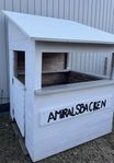 Lekstuga - glasskiosk - käpphäststall