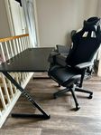 skrivbord och gamingstol