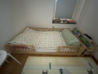 Barnsäng Alex Duo med stödbräda 90x160cm samt skummadrass