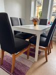 Matsalsbord med stolar