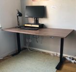 Stabilt och sobert höj- och sänkbart skrivbord