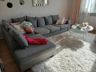 ljusgrå soffa