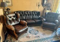 Chesterfield-grupp med soffa och 2 fåtöljer