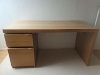 skrivbord och matta