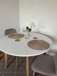 matbord + stolar, sängbord, byrå
