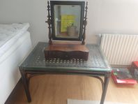 sidbord och förvaring med spegel 