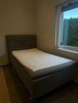 Möbler till salu – Säng, skrivbord & sängbord i toppski