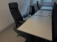 höj och sänkbart skrivbord och arbetsstol