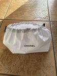 Ny oanvänd Chanel sminkväska/ dustbag