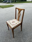 2 st stolar med broderad sits