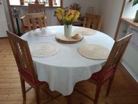 matbord med 5 stolar 2 utdragsskivor allt i massivt furu 