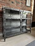 Stilrent glasskåp i metall – industriell känsla
