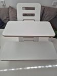 Stilrent ståbord i trä, laptopstativ
