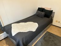 Två sängar med förvaring 