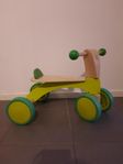 Fin Hape-springcykel för de minsta – i trä och grönt