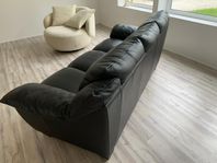 Svart skinnsoffa 3-sits