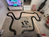Stor Scalextric bilbana – 4 bilar, 60+ delar, 2 system i e