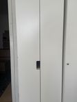 Garderob vit Ikea barnrum med inredning