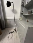 Svart Golvlampa i nyskick 