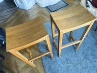 Barstolar i oljad ek designade av Jonas Lindvall