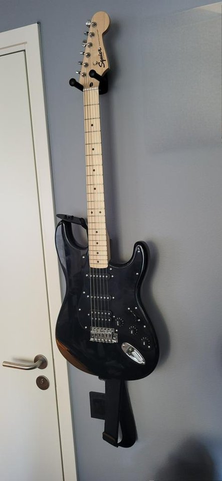 Helsvart Squier Stratocaster ...