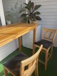 Barbord med två stolar
