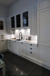Utställningakök - beige ramlucka o Carrara marmor 