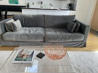 soffa i grå sammet
