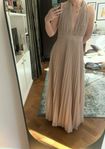 Goddiva deep v neck gold dress - balklänning