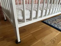 BABY säng l nästan nyskick 