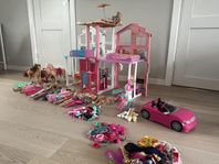 Barbiehus med barbiedockor, bil, hästar etc