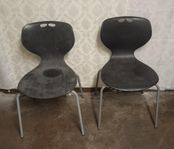 2 St svarta plaststolar 
