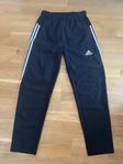 Adidas byxor som nya strl M
