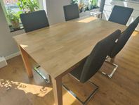 Matgrupp ek träbord med 5 matstolar i tyg
