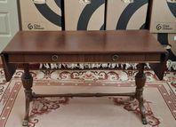 Soffbord med lådor och klaffar i mahogny, Chippendalstil