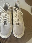 Sneakers ljus ”skinn ”strl 38, 5  säljes 150k