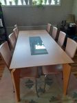 matsalsbord med 8st stolar