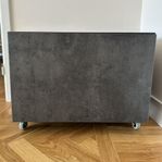 Liten TV-bänk med hjul