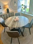 Santos matbord, från MIO, 120 cm diameter med fyra stolar