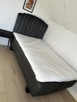 Ikea 120 säng med Mio snäckgavel och sängbord 