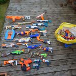 Nerf och X-shot vapen med tillbehör och skott
