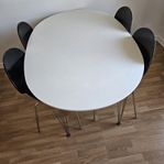 Köksbord med 4 stolar  ( 600kr )