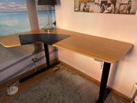 skrivbord och kontorshylla