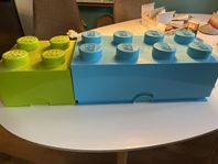 Två legoboxar med Lego, och i den andra med instruktioner