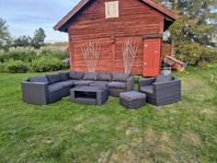 Svart rotting loungegrupp med bord, fåtölj och fotpall