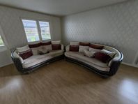 Svängda Chesterfield‑inspirerade lädersoffor
