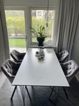 Matbord fr MIO med fyra fina stolar fr MIO