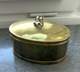 liten antik kista i mässing