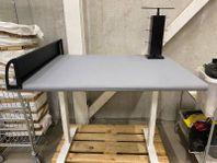Arbetsbord / Skrivbord med metallställning 