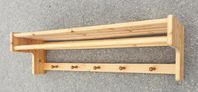 HATTHYLLA / KLÄDHÄNGARE i massiv furu, 1900-tal. - 100 cm
